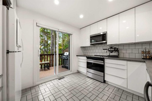 1-1061 Evergreen Circle, Canmore, AB - Indoor Photo Showing Kitchen