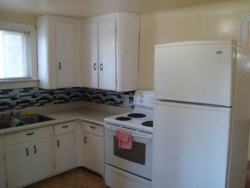 197 First Avenue, Trochu, AB - Indoor Photo Showing Kitchen With Double Sink