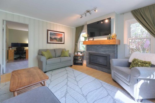 8908 33 Avenue Nw, Calgary, AB 