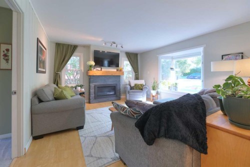 8908 33 Avenue Nw, Calgary, AB 