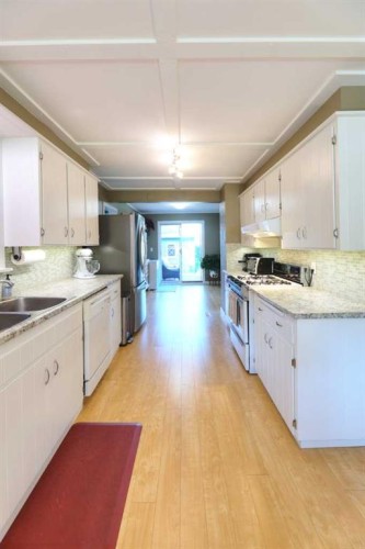 8908 33 Avenue Nw, Calgary, AB 