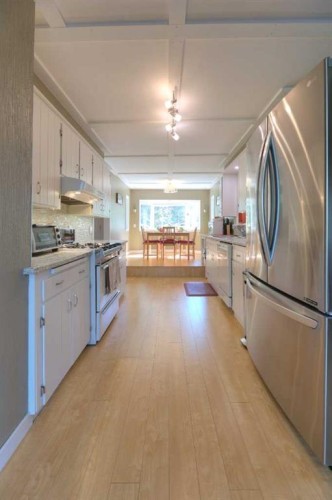 8908 33 Avenue Nw, Calgary, AB 