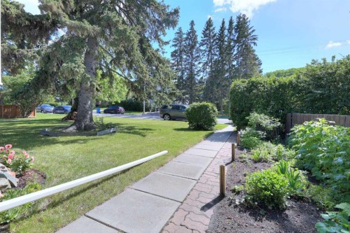 8908 33 Avenue Nw, Calgary, AB 