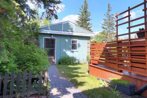 8908 33 Avenue Nw, Calgary, AB 