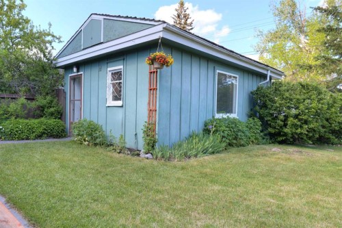 8908 33 Avenue Nw, Calgary, AB 