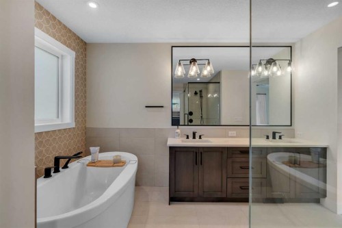 236 Marina Grove Se, Calgary, AB - Indoor Photo Showing Bathroom