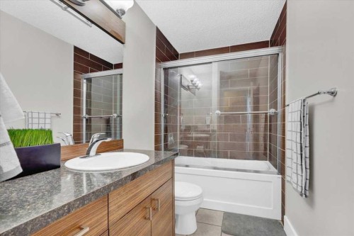 16207 Shawfield Drive Sw, Calgary, AB - Indoor Photo Showing Bathroom