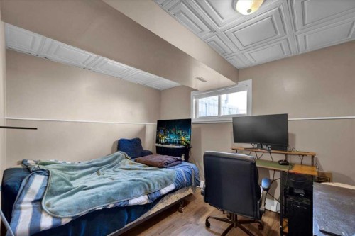 16207 Shawfield Drive Sw, Calgary, AB - Indoor Photo Showing Bedroom
