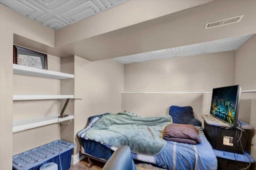 16207 Shawfield Drive Sw, Calgary, AB - Indoor Photo Showing Bedroom