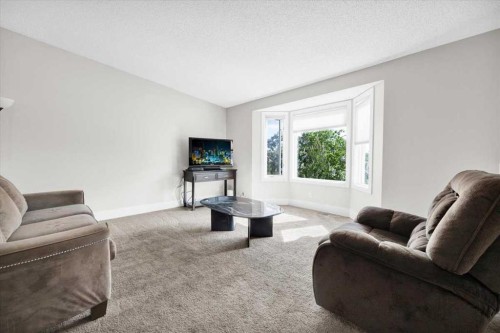 16207 Shawfield Drive Sw, Calgary, AB - Indoor Photo Showing Living Room