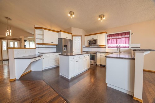 35 Maple Walk, Crossfield, AB 