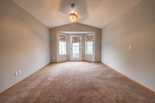 35 Maple Walk, Crossfield, AB 