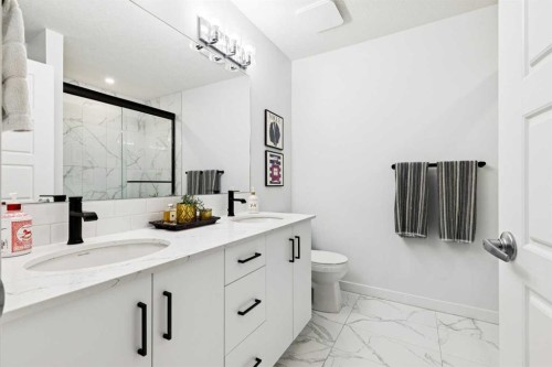44 Creekside Boulevard Sw, Calgary, AB - Indoor Photo Showing Bathroom