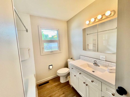 223 Allison Street, Acme, AB - Indoor Photo Showing Bathroom