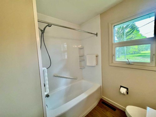 223 Allison Street, Acme, AB - Indoor Photo Showing Bathroom