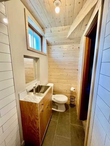 223 Allison Street, Acme, AB - Indoor Photo Showing Bathroom