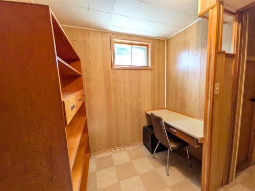 223 Allison Street, Acme, AB - Indoor Photo Showing Other Room