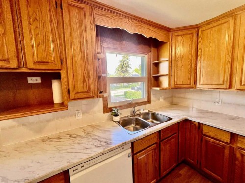 223 Allison Street, Acme, AB - Indoor Photo Showing Kitchen With Double Sink