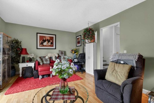 106-6223 31 Avenue Nw, Calgary, AB - Indoor Photo Showing Living Room