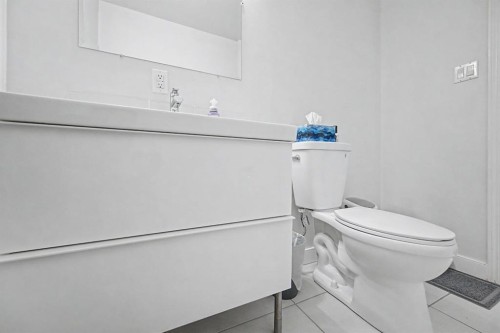 4405 33 Avenue Sw, Calgary, AB - Indoor Photo Showing Bathroom