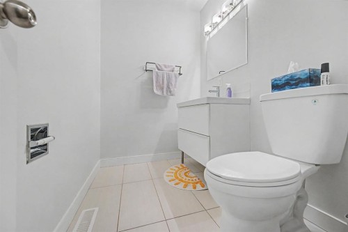 4405 33 Avenue Sw, Calgary, AB - Indoor Photo Showing Bathroom