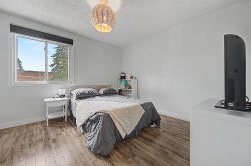 4405 33 Avenue Sw, Calgary, AB - Indoor Photo Showing Bedroom