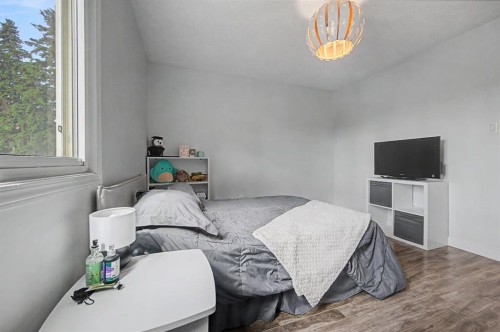 4405 33 Avenue Sw, Calgary, AB - Indoor Photo Showing Bedroom