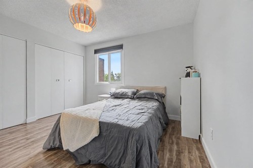 4405 33 Avenue Sw, Calgary, AB - Indoor Photo Showing Bedroom