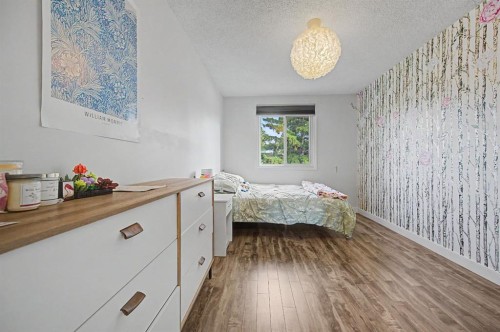 4405 33 Avenue Sw, Calgary, AB - Indoor Photo Showing Bedroom
