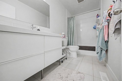 4405 33 Avenue Sw, Calgary, AB - Indoor Photo Showing Bathroom