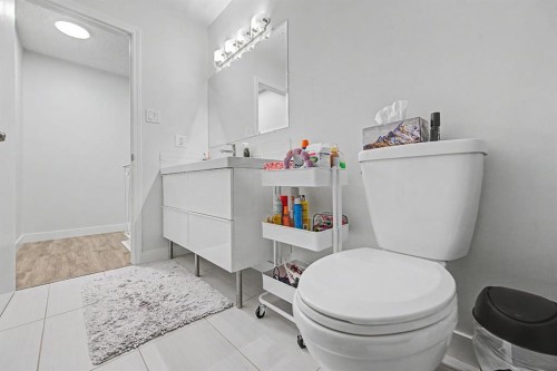 4405 33 Avenue Sw, Calgary, AB - Indoor Photo Showing Bathroom