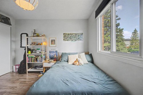 4405 33 Avenue Sw, Calgary, AB - Indoor Photo Showing Bedroom