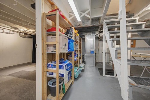 4405 33 Avenue Sw, Calgary, AB - Indoor With Storage