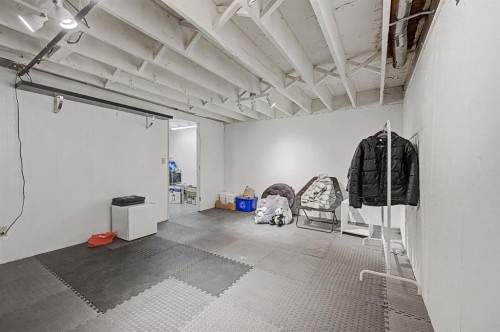 4405 33 Avenue Sw, Calgary, AB - Indoor Photo Showing Garage