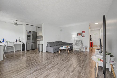 4405 33 Avenue Sw, Calgary, AB - Indoor Photo Showing Living Room