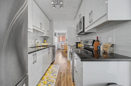 4405 33 Avenue Sw, Calgary, AB - Indoor Photo Showing Kitchen With Stainless Steel Kitchen With Upgraded Kitchen