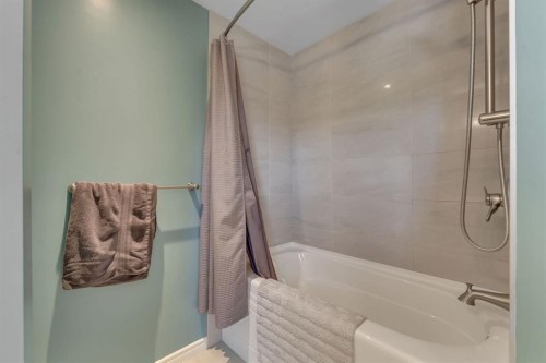 28 Woodacres Way Sw, Calgary, AB - Indoor Photo Showing Bathroom