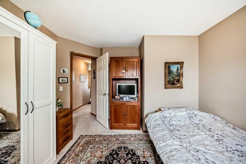 203 West Lakeview Circle, Chestermere, AB - Indoor Photo Showing Bedroom