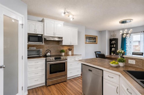 47 Westmount Road, Okotoks, AB - Indoor Photo Showing Kitchen