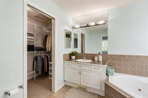 47 Westmount Road, Okotoks, AB - Indoor Photo Showing Bathroom