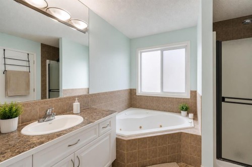 47 Westmount Road, Okotoks, AB - Indoor Photo Showing Bathroom