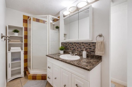 47 Westmount Road, Okotoks, AB - Indoor Photo Showing Bathroom