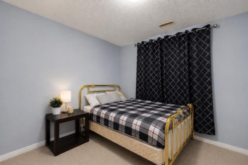 47 Westmount Road, Okotoks, AB - Indoor Photo Showing Bedroom