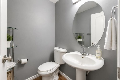 47 Westmount Road, Okotoks, AB - Indoor Photo Showing Bathroom