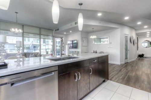 604-530 12 Avenue Sw, Calgary, AB - Indoor Photo Showing Kitchen With Double Sink With Upgraded Kitchen