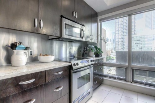 604-530 12 Avenue Sw, Calgary, AB - Indoor Photo Showing Kitchen With Double Sink With Upgraded Kitchen
