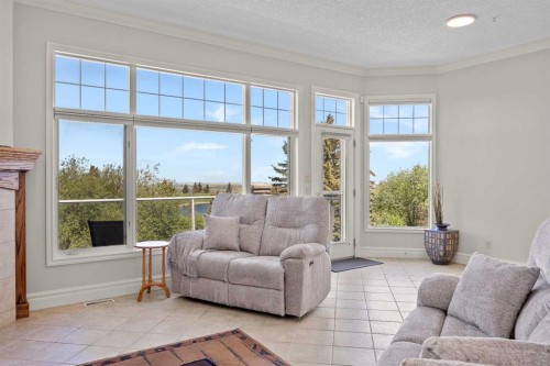 4580 Hamptons Way Nw, Calgary, AB - Indoor Photo Showing Living Room