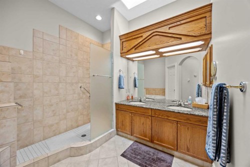 4580 Hamptons Way Nw, Calgary, AB - Indoor Photo Showing Bathroom