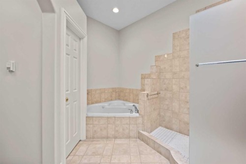4580 Hamptons Way Nw, Calgary, AB - Indoor Photo Showing Bathroom