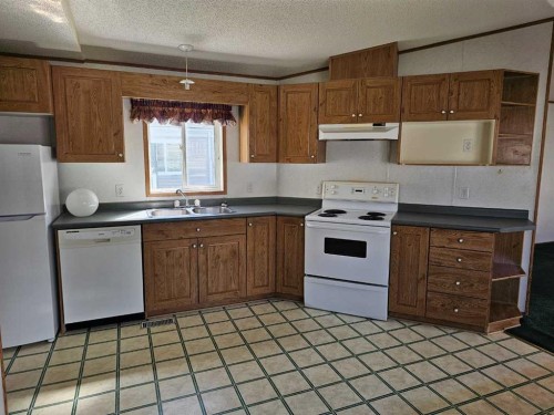 64 Westover Avenue, Claresholm, AB - Indoor Photo Showing Kitchen With Double Sink
